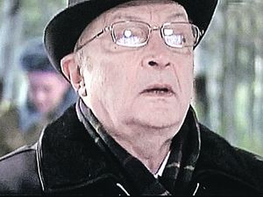 Козакова не стали досконально гримировать «под Андропова». Но когда мэтр вошел в кадр, у режиссера мурашки пошли по коже - настолько похожим выглядел актер.