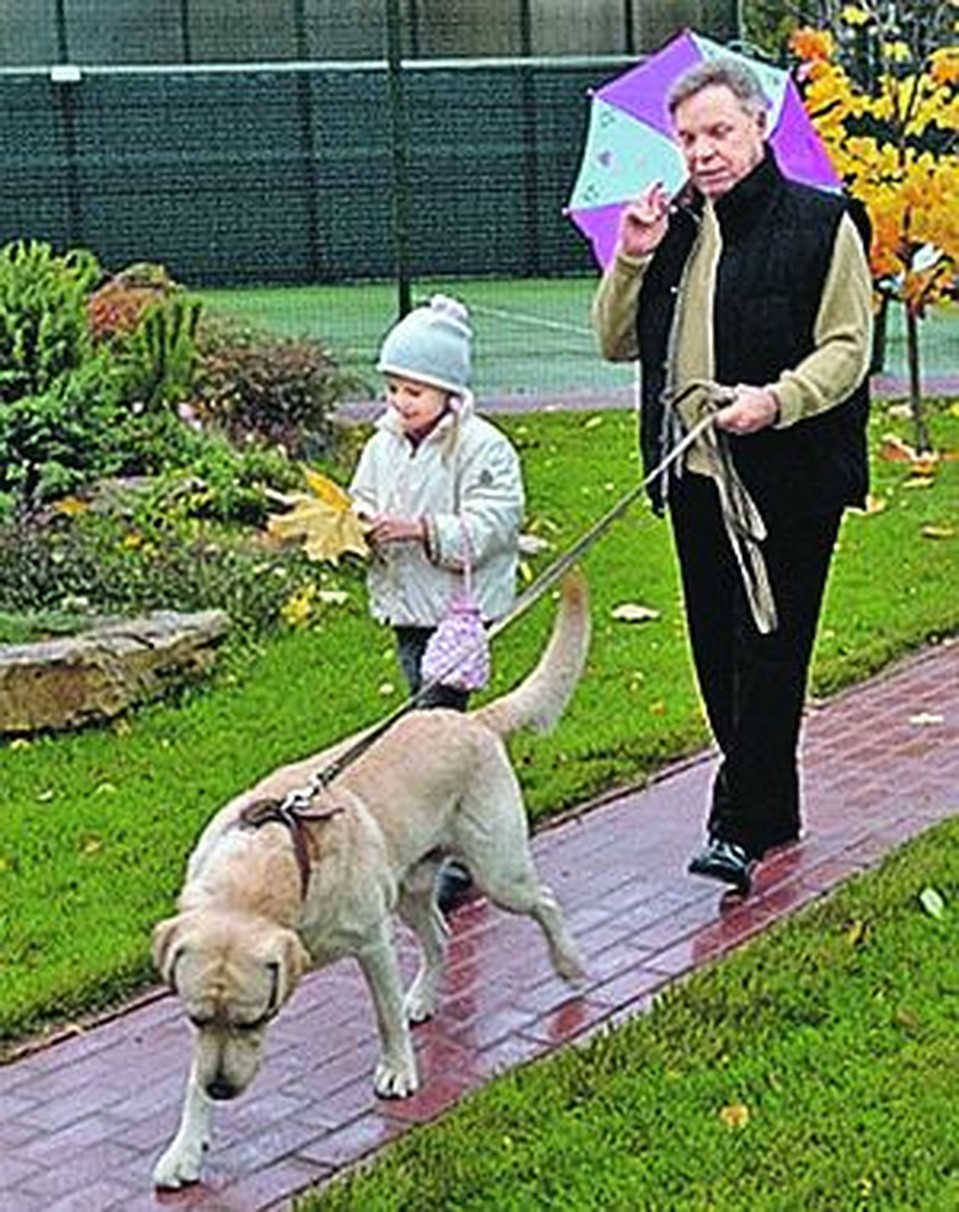 Борис Громов на прогулке с дочкой Лизой и домашним питомцем Бимом.