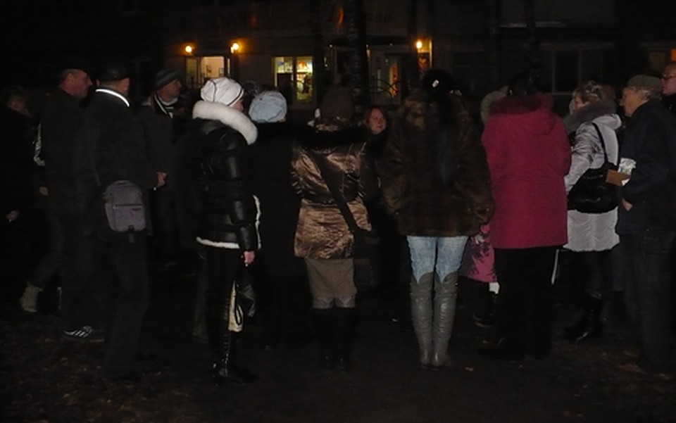 На митинг памяти собралось около 20 - 30 человек.