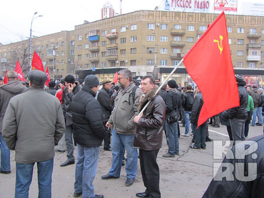 На акцию протеста собрались представители разных партий.