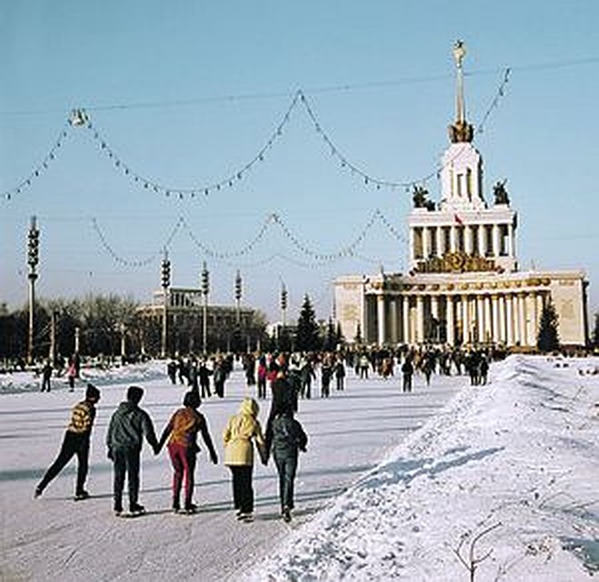 Так выглядел каток на ВДНХ в 1970-х годах. Фото: РИА Новости