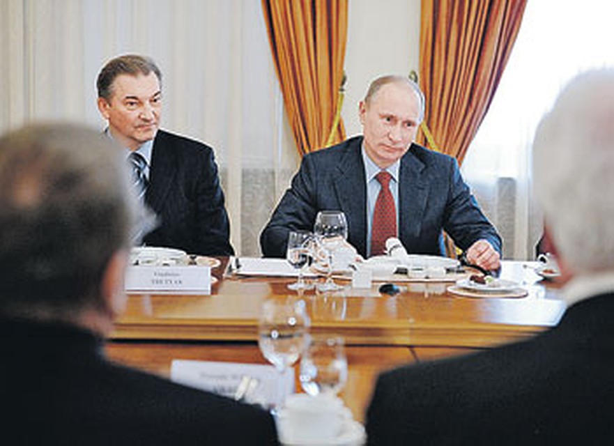 Владимир Путин поблагодарил звезд хоккея за то, что они съехались в Москву на матч в честь Суперсерии 1972 года. На фото слева - легендарный вратарь Владислав Третьяк. Фото: РИА Новости