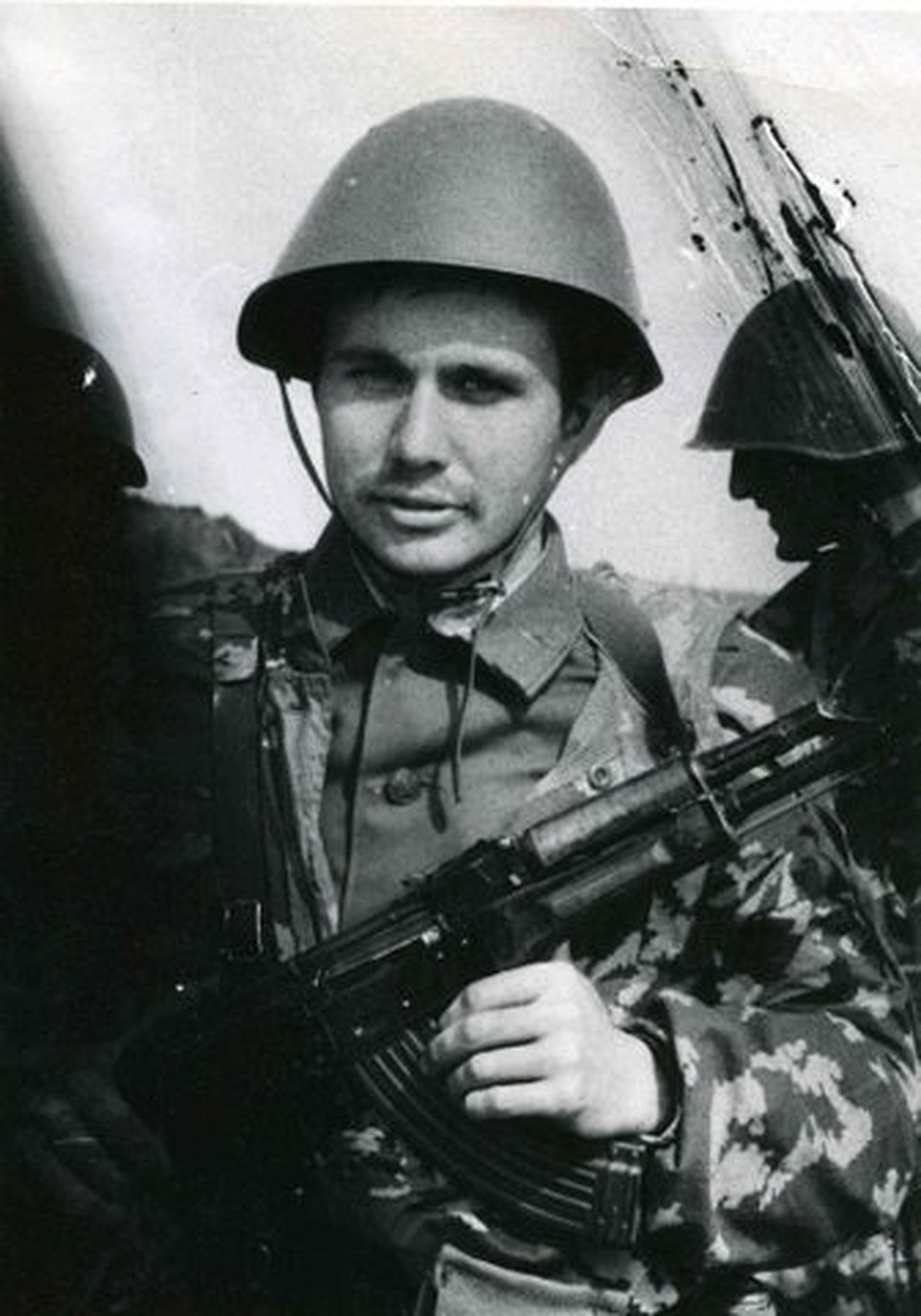 В своем блоге Олег Чиркунов часто выкладывал личные фотографии, например, себя в армии.