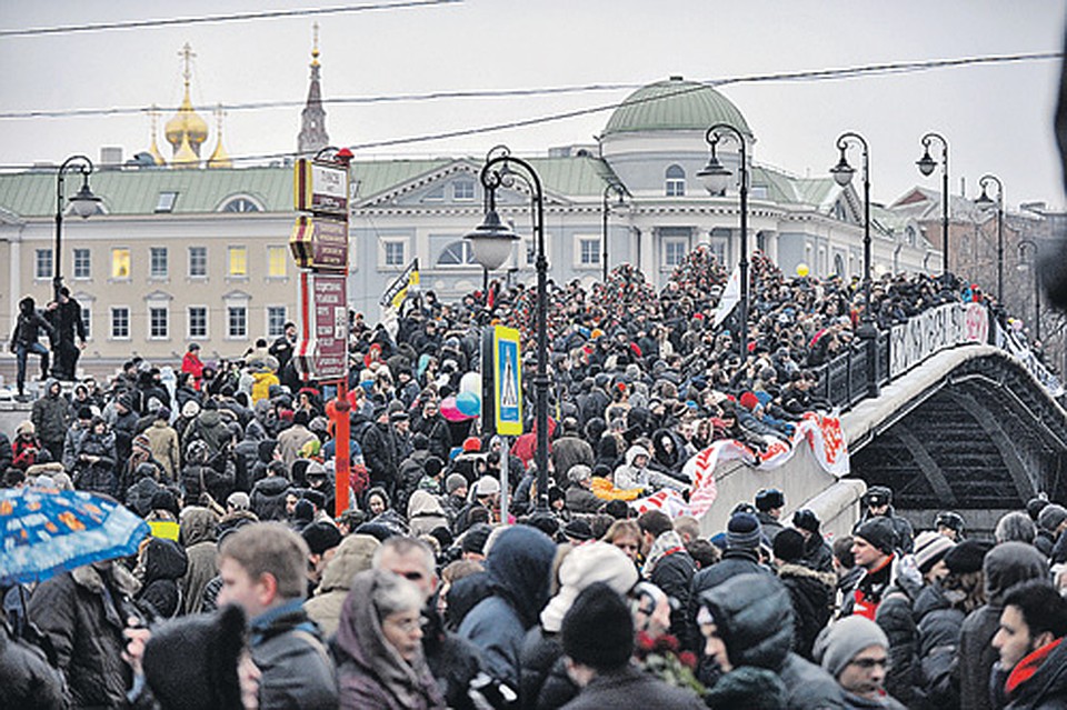 Акции протеста в Москве скандинавские дипломаты посещали с большим интересом, стараясь не попадать в прицелы видеокамер. Фото: Марина ВОЛОСЕВИЧ
