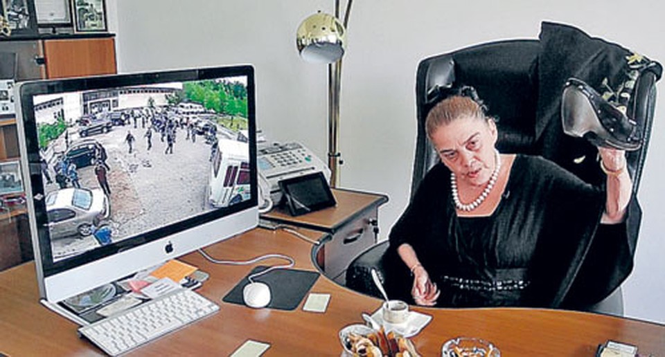 Ректор академии Вероника Ирина-Коган - корреспонденту «КП»: - Я сняла туфли и побежала разнимать дерущихся босиком! (На мониторе - запись драки с камеры наблюдения.)