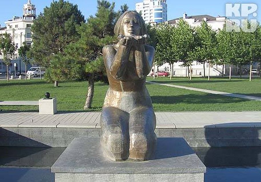 Скульптура "Дарующая воду".