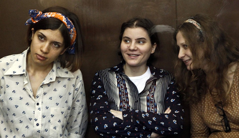 Судя по настроению, троица из Pussy Riot за решеткой чувствует себя не менее свободно, чем во время скандального панк-молебна в храме Христа Спасителя Фото: REUTERS