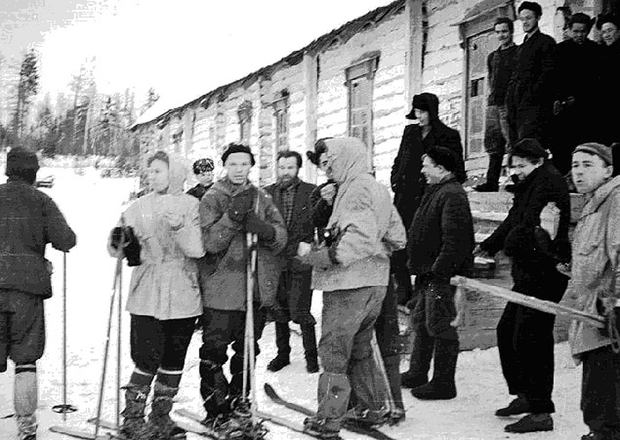 Прощание дятловцев с поселком Северный и выход в тайгу.