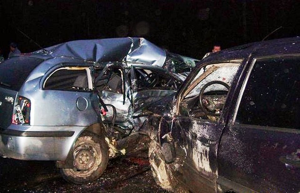 «Десятка» пошла на обгон автомобиля «Skoda Octavia», но врезалась в другую иномарку.