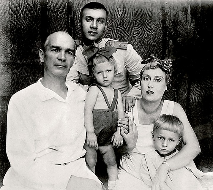 Родители Янковского Иван Павлович и Марина Ивановна с сыновьями: старшим Ростиславом, Олегом (посередине) и Николаем (справа).