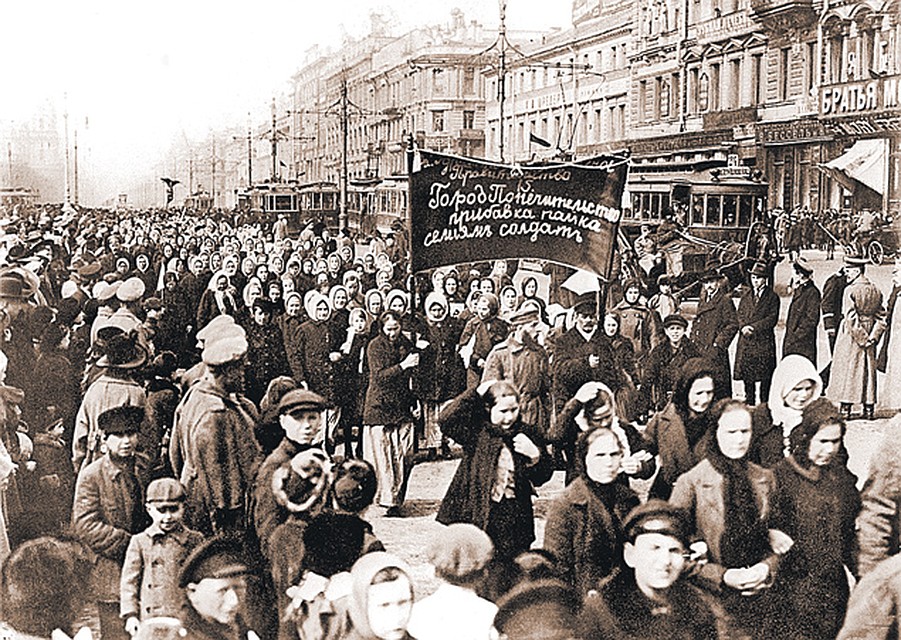Петроград, 1917 год. Женщины требуют повышения пайка для семей солдат.