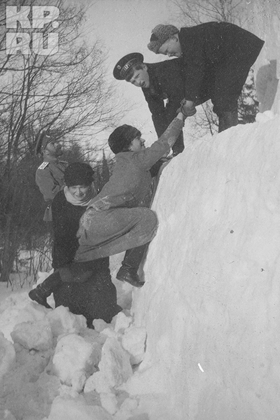 1916 год. Царское село. Император вместе с детьми Алексеем, Марией и Анастасией играют на снежной крепости.