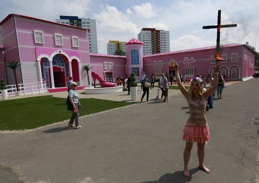 Домик Барби привлек к себе внимание Femen Фото: REUTERS