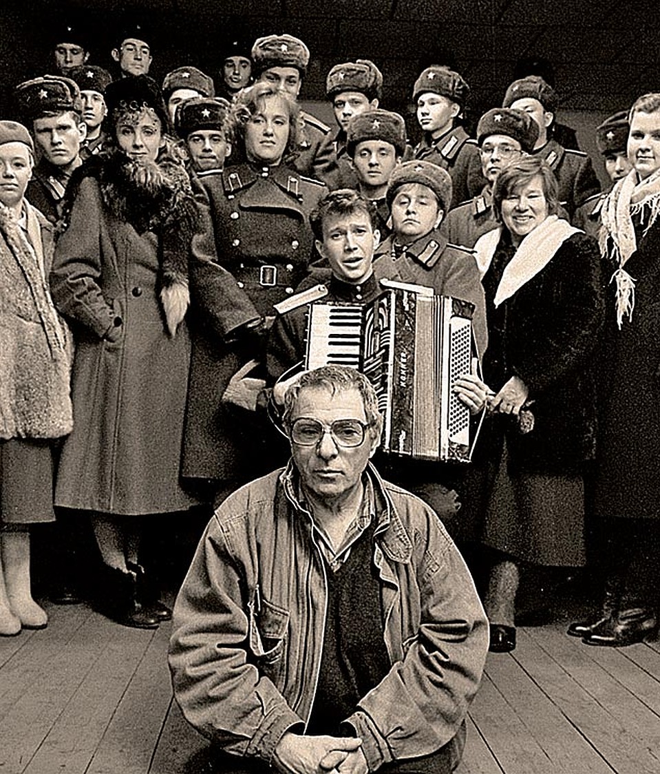 Петр Тодоровский и съемочная группа картины «Анкор, еще анкор!». 1992 год. Фото: RUSSIAN LOOK