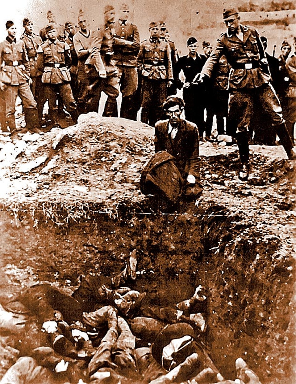 Фото сделано в 1942 году в украинской Виннице: эсэсовец из карательной «Айнзатцгруппе» расстреливает еврея на краю братской могилы, уже наполовину заполненной телами жертв. Сотрудники СМЕРШа такими делами не занимались. Фото: GLOBAL LOOK PRESS