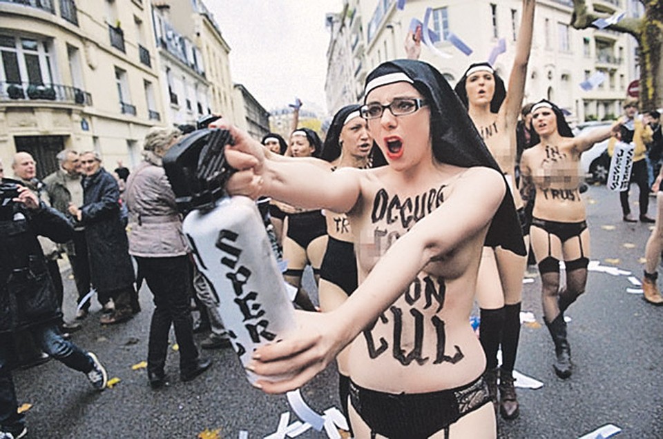 Акции Femen привлекают либеральную прессу больше, чем многотысячные демонстрации простых французов.
