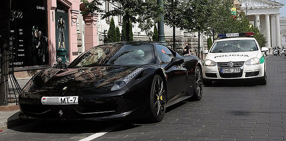 Богач из Беларуси припарковал в Вильнюсе свой Ferrari, «как дома».