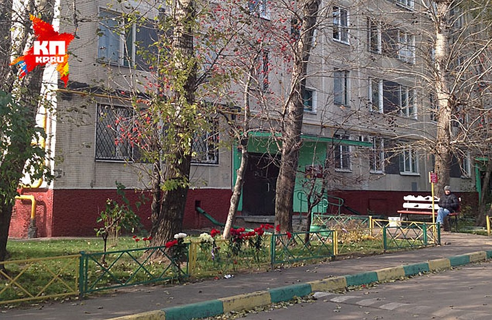 К месту убийства несут цветы