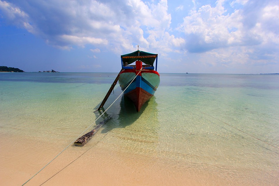 Пляж Tanjung Kelayang beach. Отсюда лучше всего выезжать на острова-спутники Фото: Наталья АНТОНОВИЧ