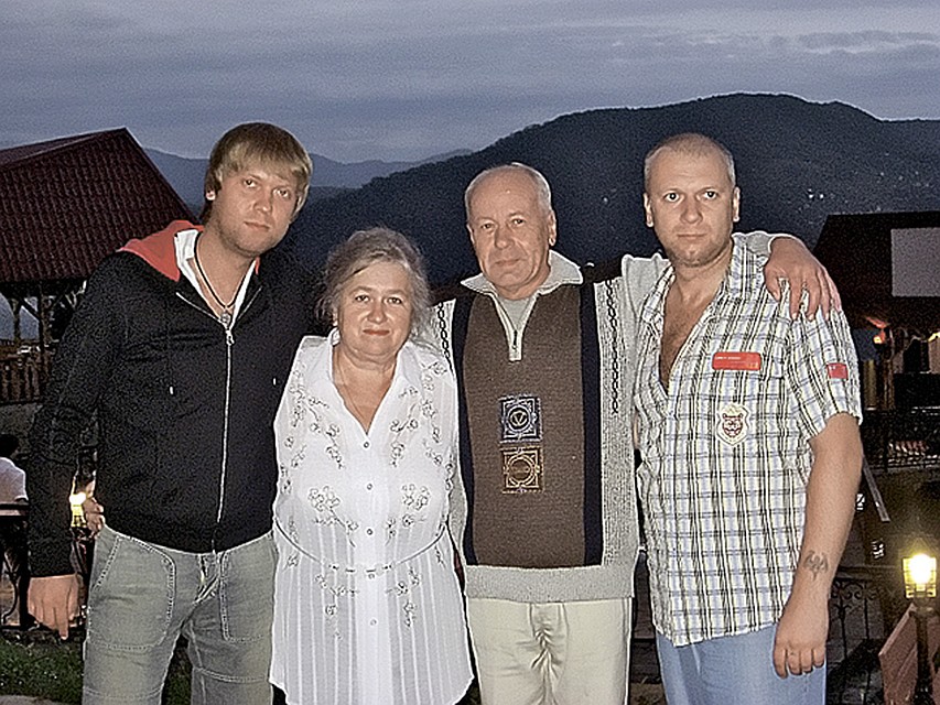 Родители и брат актера знакомились с маленьким Иваном по очереди.
