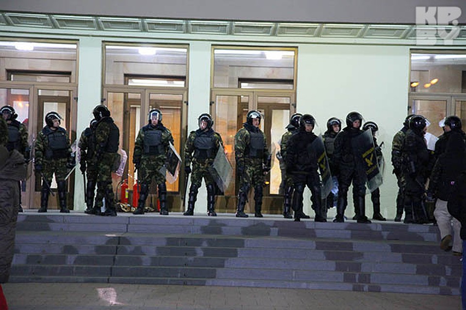 Перед Домом правительства выстроилась редкая цепочка киношного спецназа.