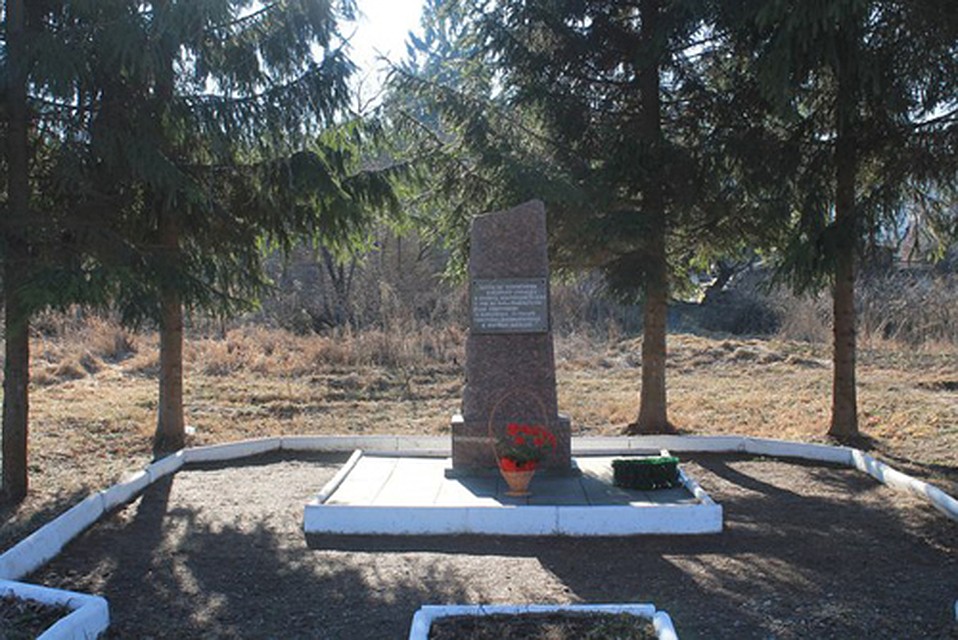 Скромный мемориал на улице Доставалова