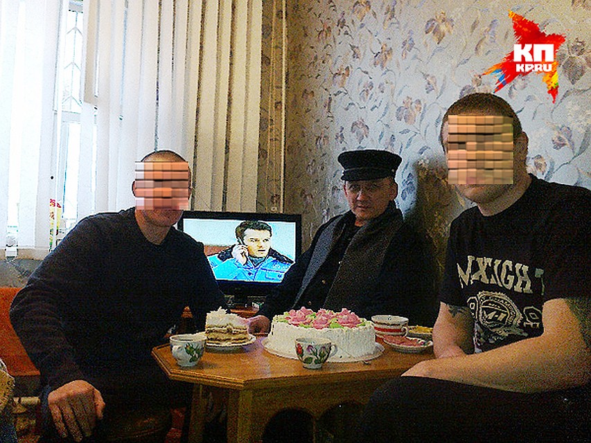 Дружеское чаепитие за тортиком.