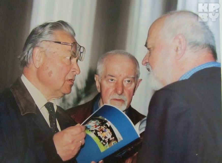 Рыгор Бородулин и Генадзь Буравкин с художником Алексеем Марочкиным.