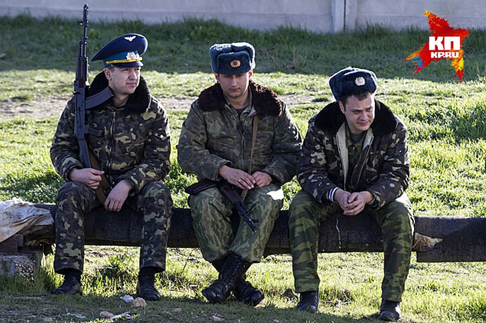 Настроения в частях четко определились по территориальному признаку. Выходцы из Западной Украины готовы собраться и покинуть территорию Крыма. А те, кто связан с Крымом, юго-востоком страны, предпочтут остаться Фото: REUTERS