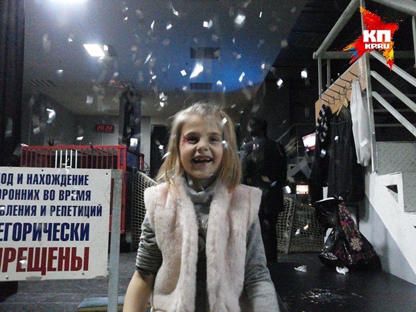 Виолетта - её мама и папа работают в цирке, и пока у них идут выступление дитё просто играет за сценой Фото: Ирина БУРЦЕВА