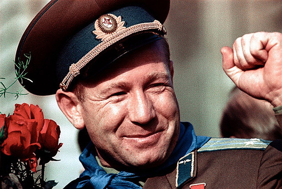 Космонавт Алексей Леонов после первого полета в космос.