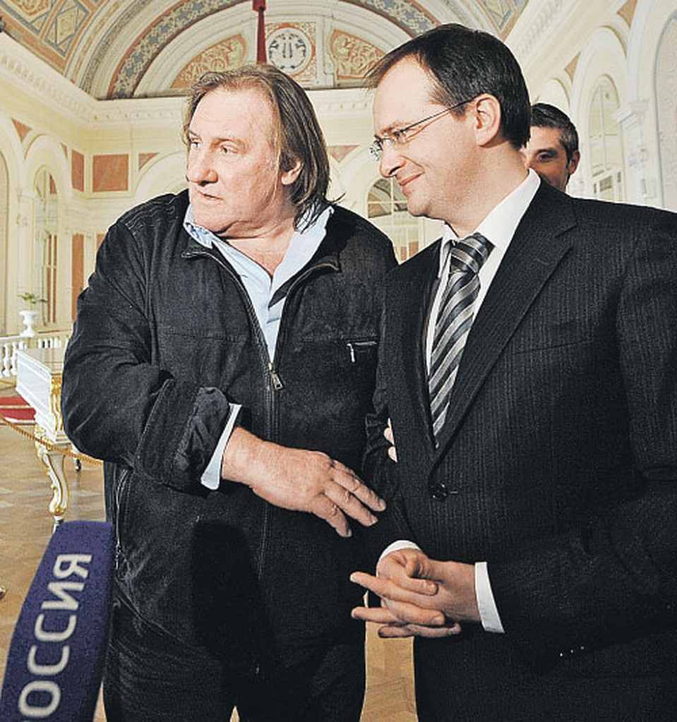 Владимир Мединский и Жерар Депардье в Большом театре. Актер, получивший российский паспорт, расспрашивал министра о Емельяне Пугачеве и получил в подарок книгу «Капитанская дочка» - на французском. Фото: Анатолий ЖДАНОВ