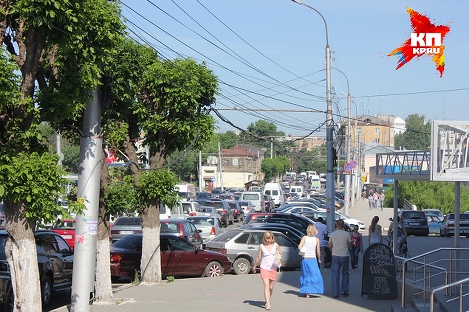 Стоит случиться аварии или перекрытию движения, и центр города тут же "встает". Фото: Сергей ЛАЗУТИН