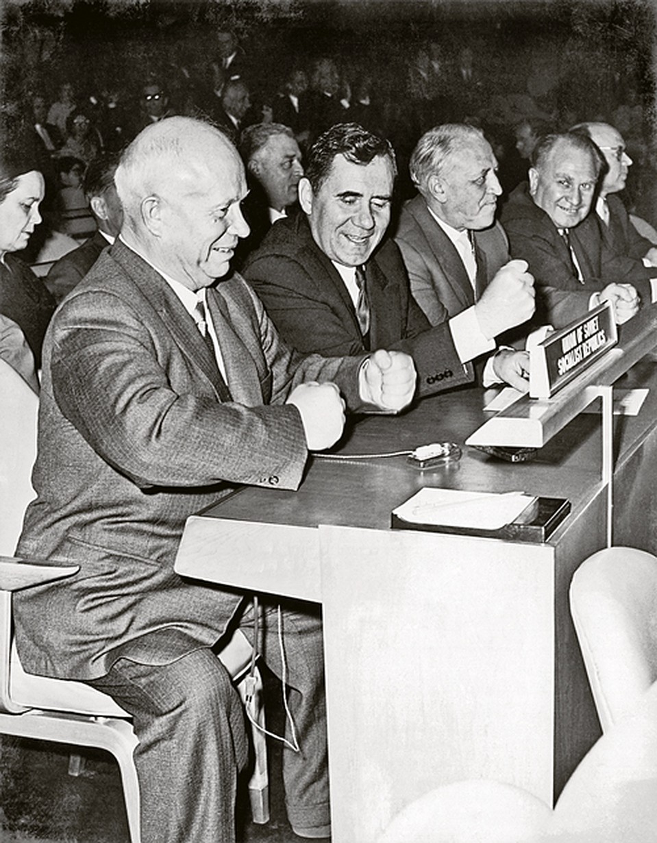 1959 год. Генассамблея ООН. Громыко подстукивает кулаком Хрущеву. Но в глубине души считает, что эта выходка наносит ущерб престижу СССР.