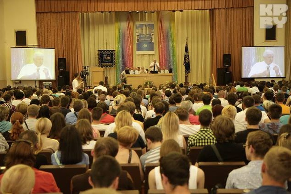 Абитуриенты, родители, друзья и родственники напряженно следили за происходящим в актовом зале... Фото: Виктор ГИЛИЦКИЙ