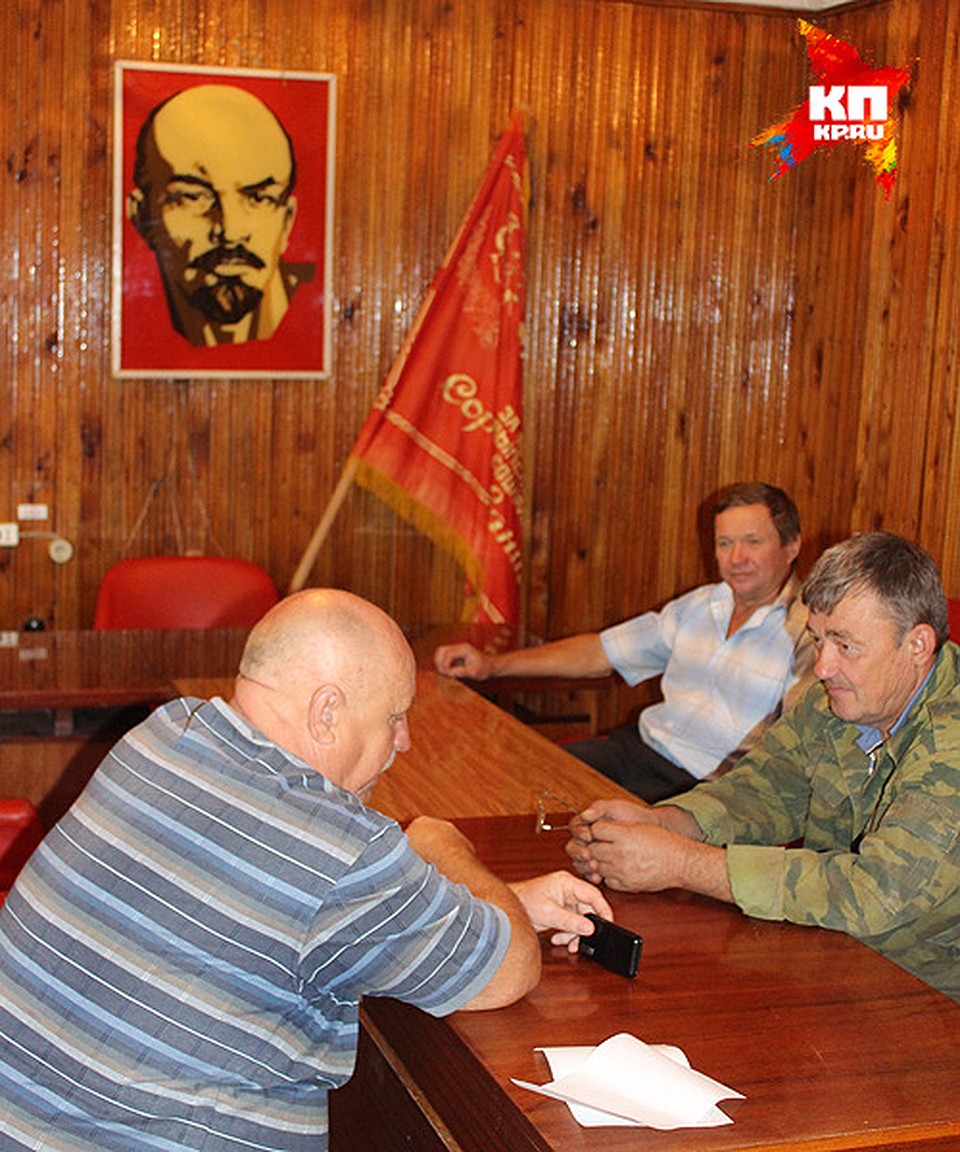 Виктор Петрунин (по центру рядом со стягом): "Спасти село можетграмотная экономическая политика государства в сфере АПК". Фото: Екатерина МАЛИНИНА