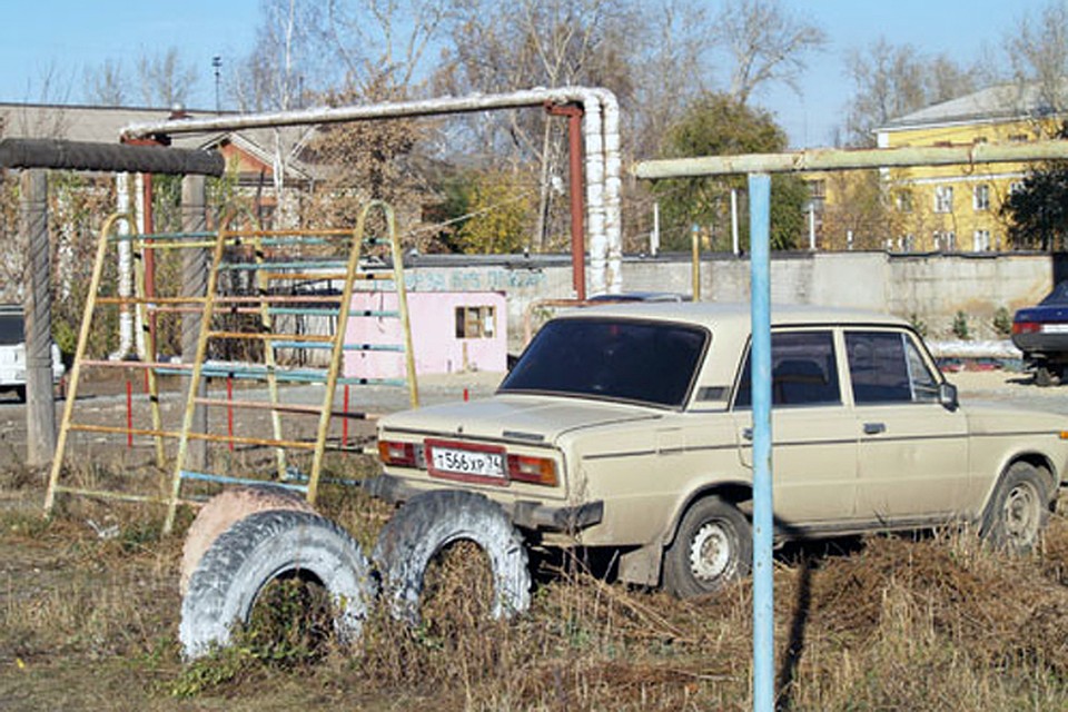 В Челябинске при отсутствии парковок автомобили ночуют во дворах и на детских площадках. Фото: Сергей СМЕТАНИН
