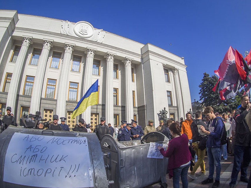 В Кремле не согласны с тем, что в России «душат свободу слова», и предлагают сравнить ситуацию в нашей стране и на «демократической» Украине: там не просто оппонентов, но даже депутатов Верховной рады избивают и засовывают в мусорные баки. Фото: ТАСС