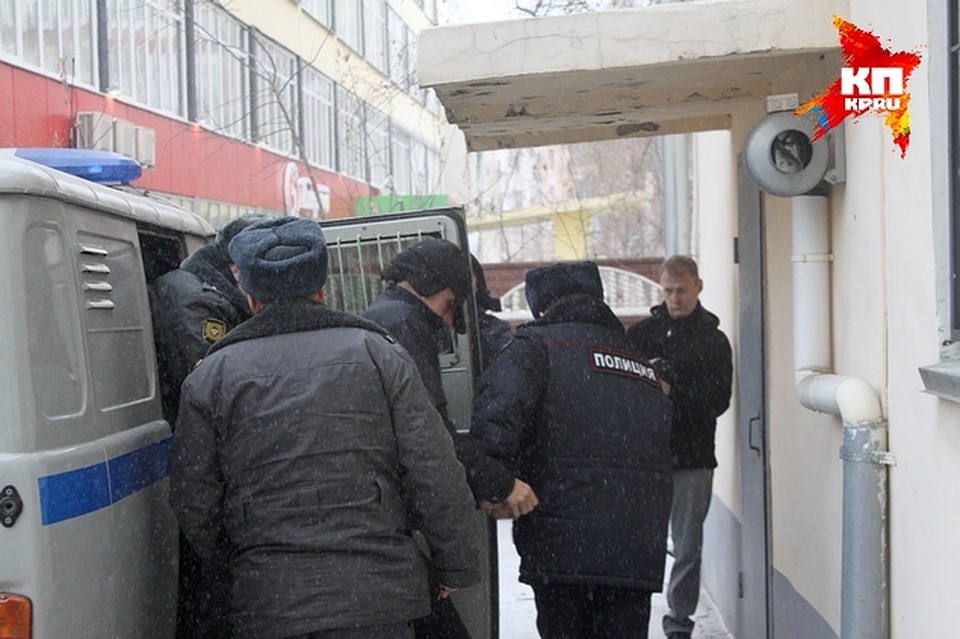 Отчима убитой также привезли в суд для избрания меры пресечения.