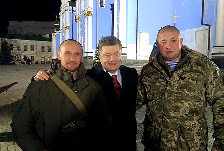 В этом году Петр Порошенко поздравил украинцев вместе с "киборгами". Фото Фейсбук Юрия Бирюкова