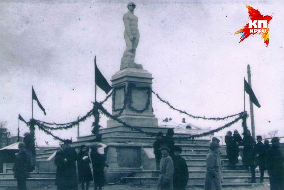 Памятник "Освобожденному труду" в народе прозвали Ванькой голым. Фото: музей истории Екатеринбурга