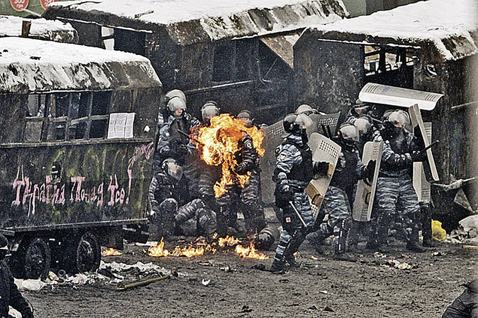 А в это время боевики майдана жгли «коктейлями Молотова» бойцов «Беркута», защищавших подступы к правительственному кварталу. Фото: Олег ТЕРЕЩЕНКО