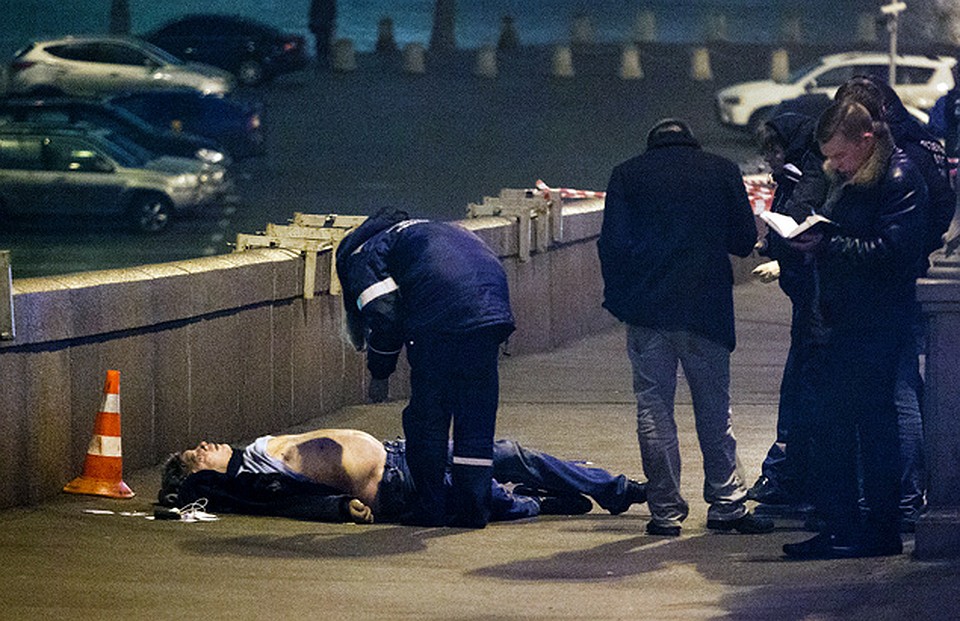 В Немцова попали по меньшей мере четыре пули, причем все - в спину