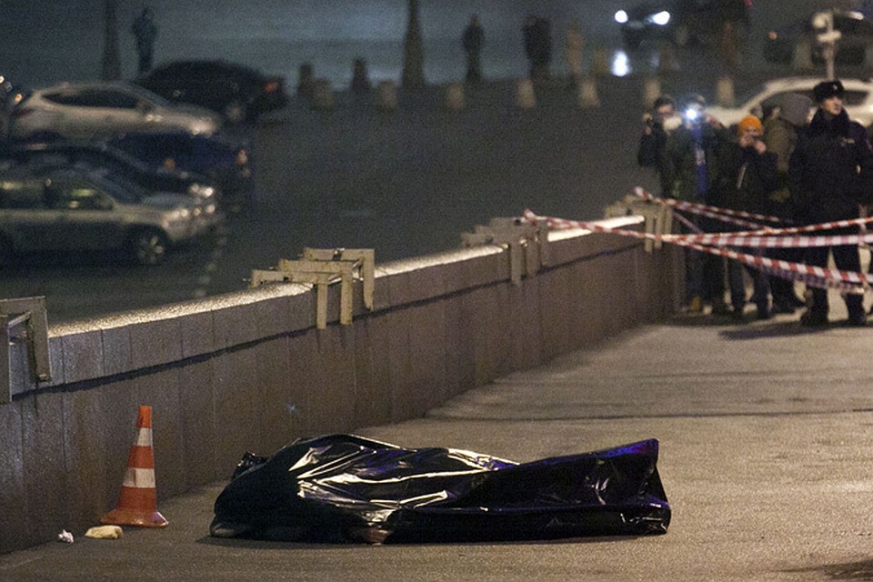 Тело Бориса Немцова лежит на мосту напротив московского Кремля... Фото: REUTERS