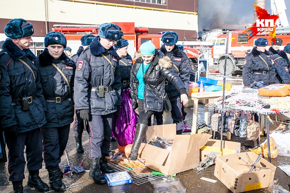 Люди бежали в здание за товаром и оставались в плену огня. Фото: Анастасия ШАГАБУТДИНОВА