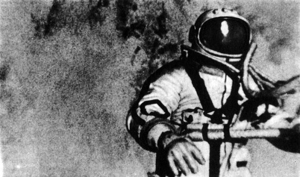 Тот самый исторический момент (кадр видеосъемки с борта «Восхода-2»). Фото: из архива «КП»