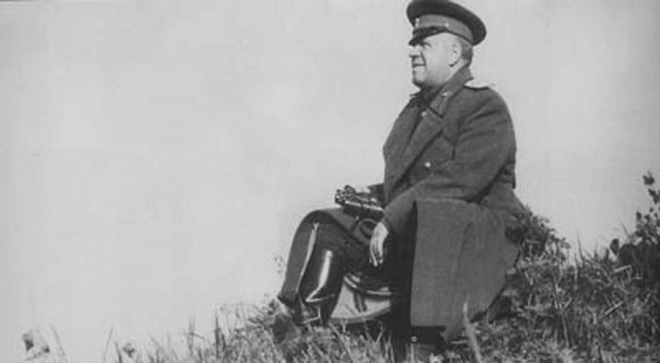 По официальной версии Жукова сослали на Урал за то, что он незаконно вывозил из Германии предметы искусства. А по неофициальной, он просто впал в немилость к Сталину за то, что собрал слишком много народной любви.