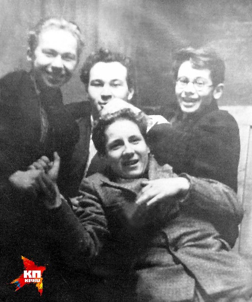 Александр Демьяненко с сокурсниками в ГИТИСе. Фото: архив семьи Демьяненко