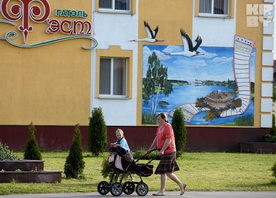 Гостиницу "Фэст" раскрасил местный худдожник. Он здесь разрисовывает множество домов. Фото: Виктор ДРАЧЕВ