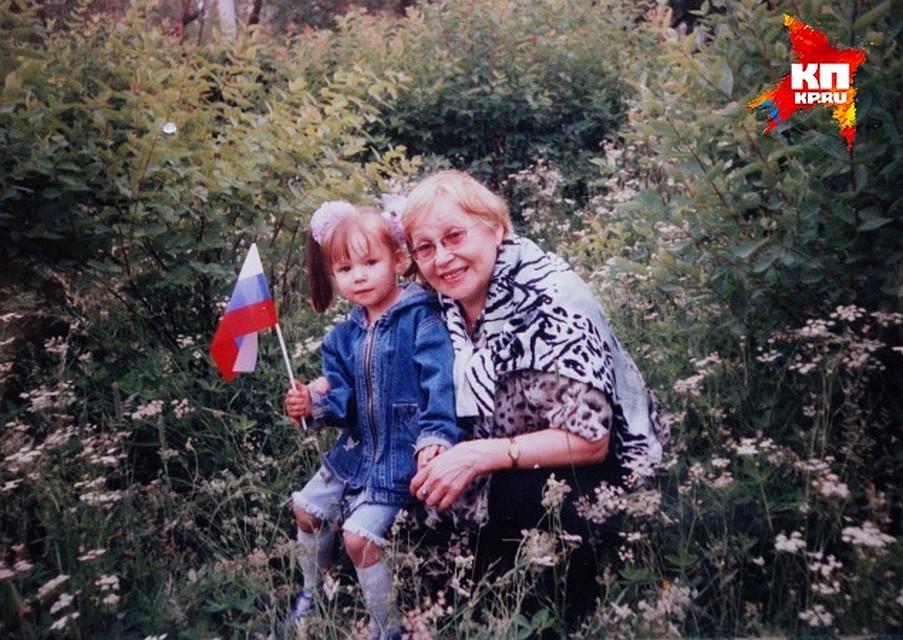 Бабушка Тамара Ивановна настоящая патриотка: на балконе развивается флаг, а стены украшают портреты президента. Фото из семейного архива